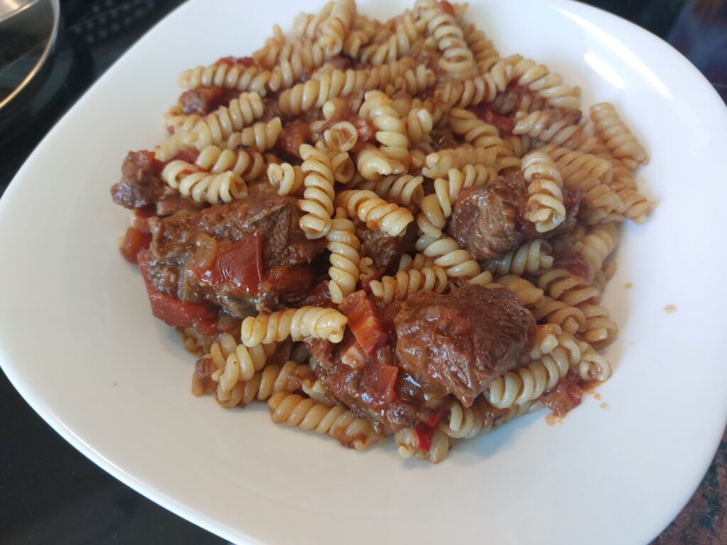 Gulasch mit Nudeln