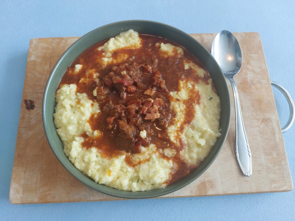 Gulasch an Kartoffel-Kohlrabi-Stampf