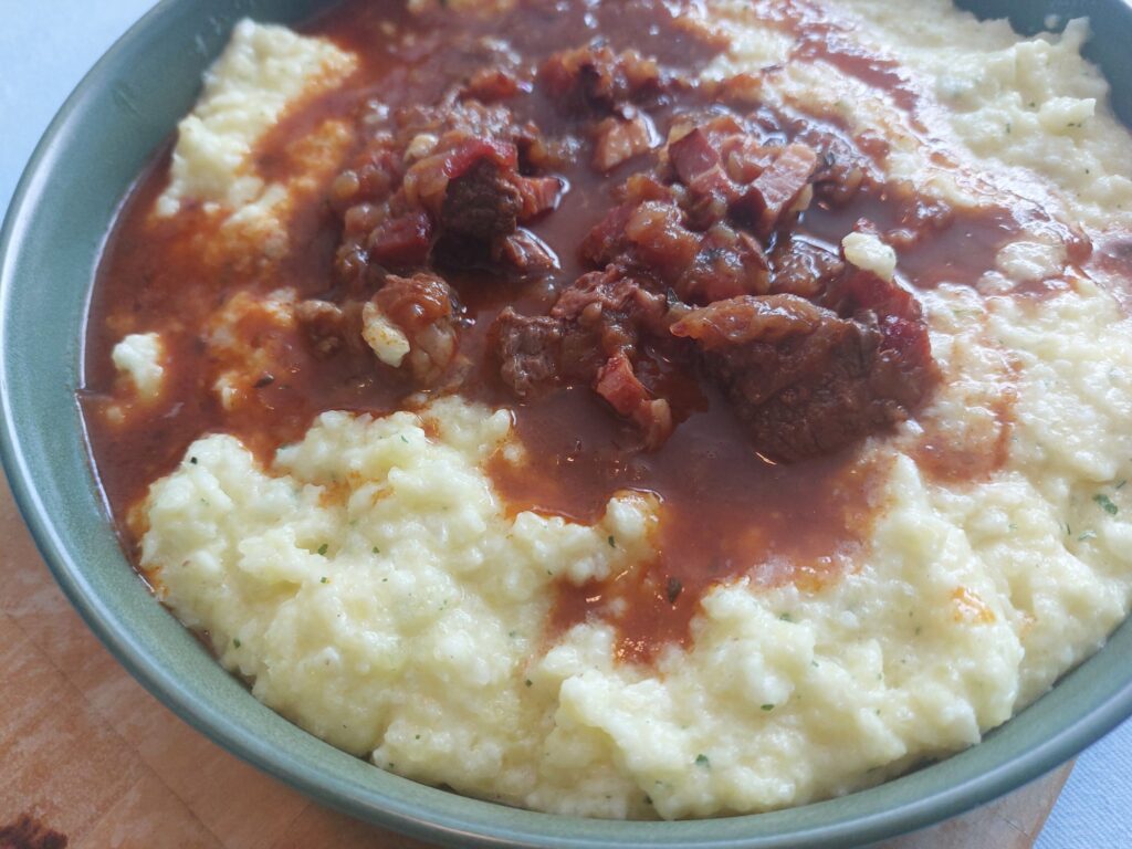 Gulasch an Kartoffel-Kohlrabi-Stampf