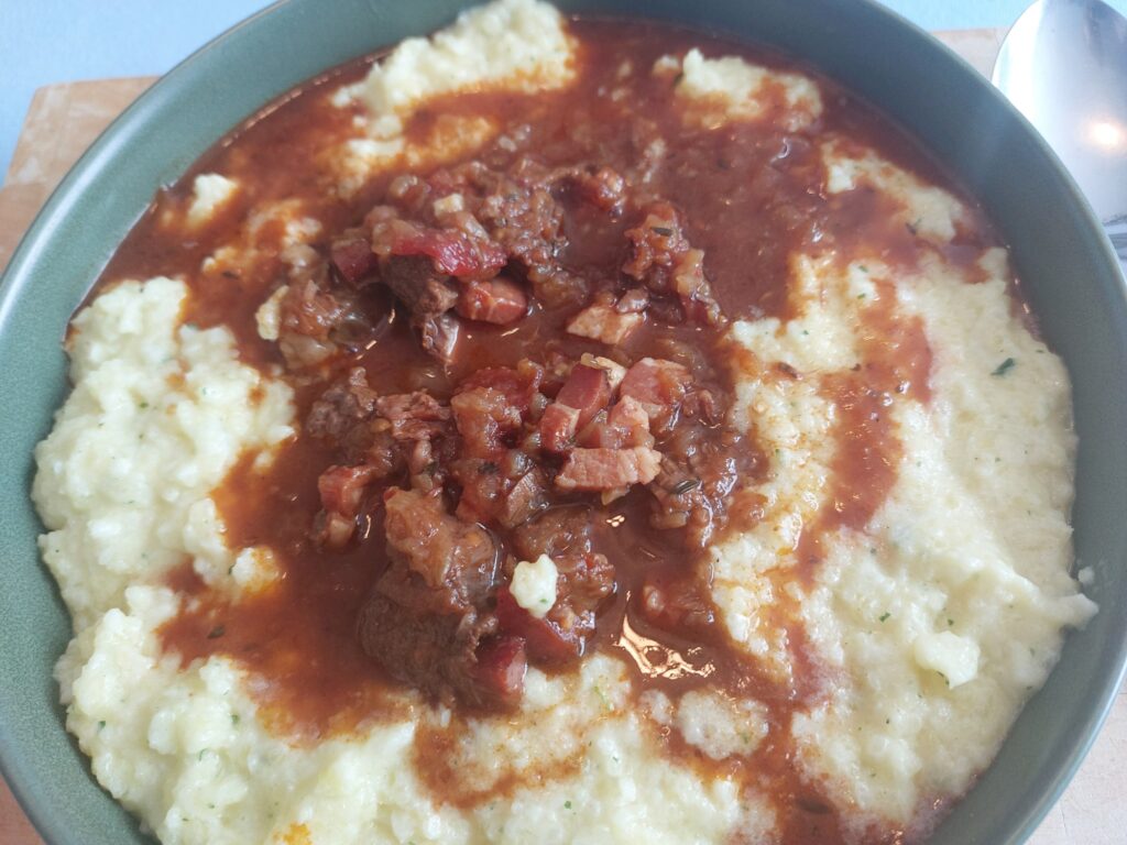 Gulasch an Kartoffel-Kohlrabi-Stampf