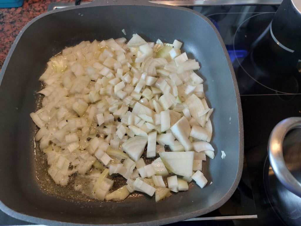 Zwiebeln in der Pfanne glasig dünsten