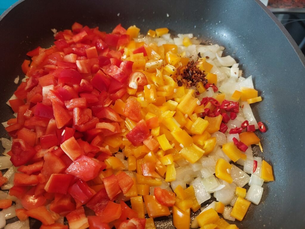 Chili zugeben (okay, das meiste sind Paprika)