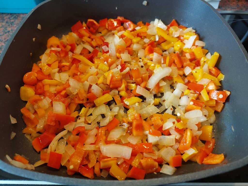Chili, Paprika Zwiebeln andünsten
