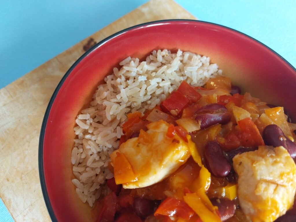 Chili con Pescado mit Naturreis