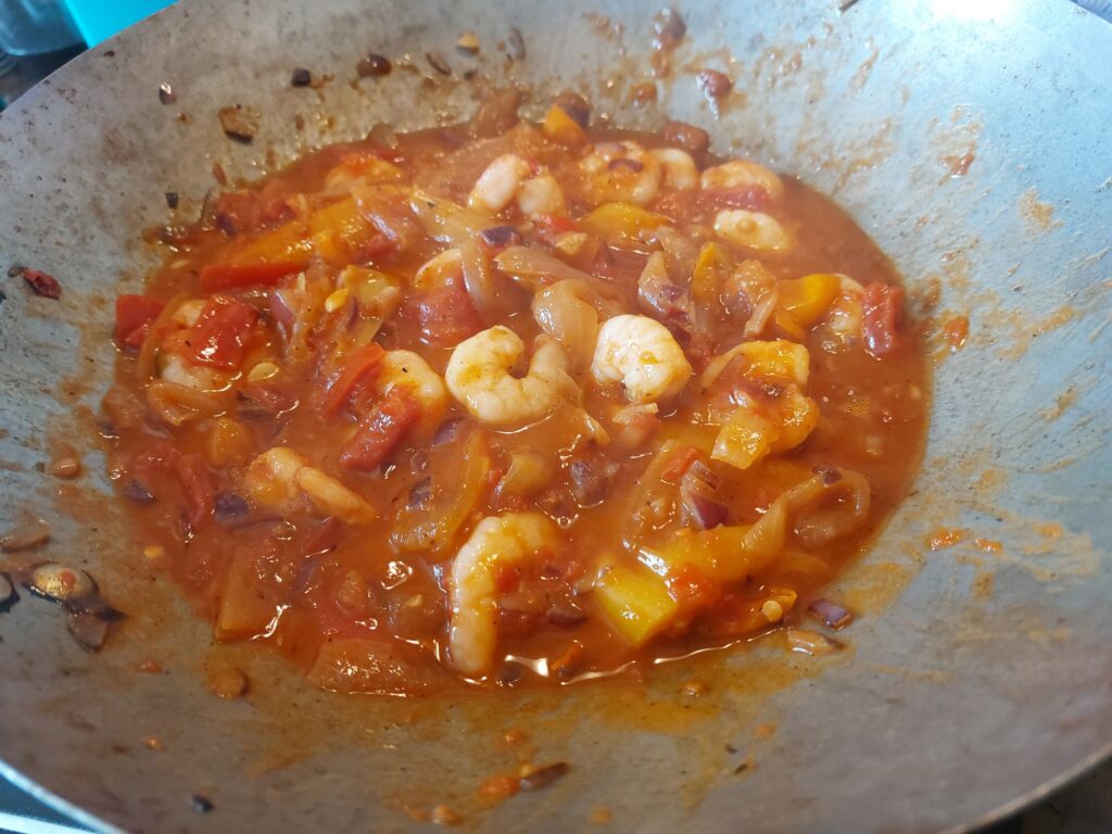 Shrimps im Wok, mit Letscho abgelöscht