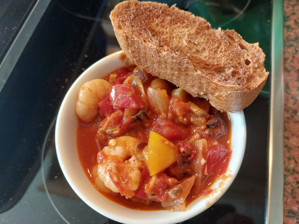 Shrimps-Letscho mit Toast