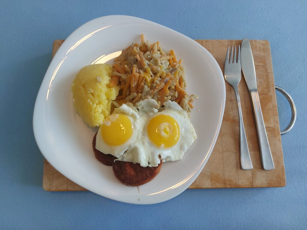 Hamburger Jäger Medaillons mit Möhren-Kohlrabi-Gemüse und Kartoffelbutter