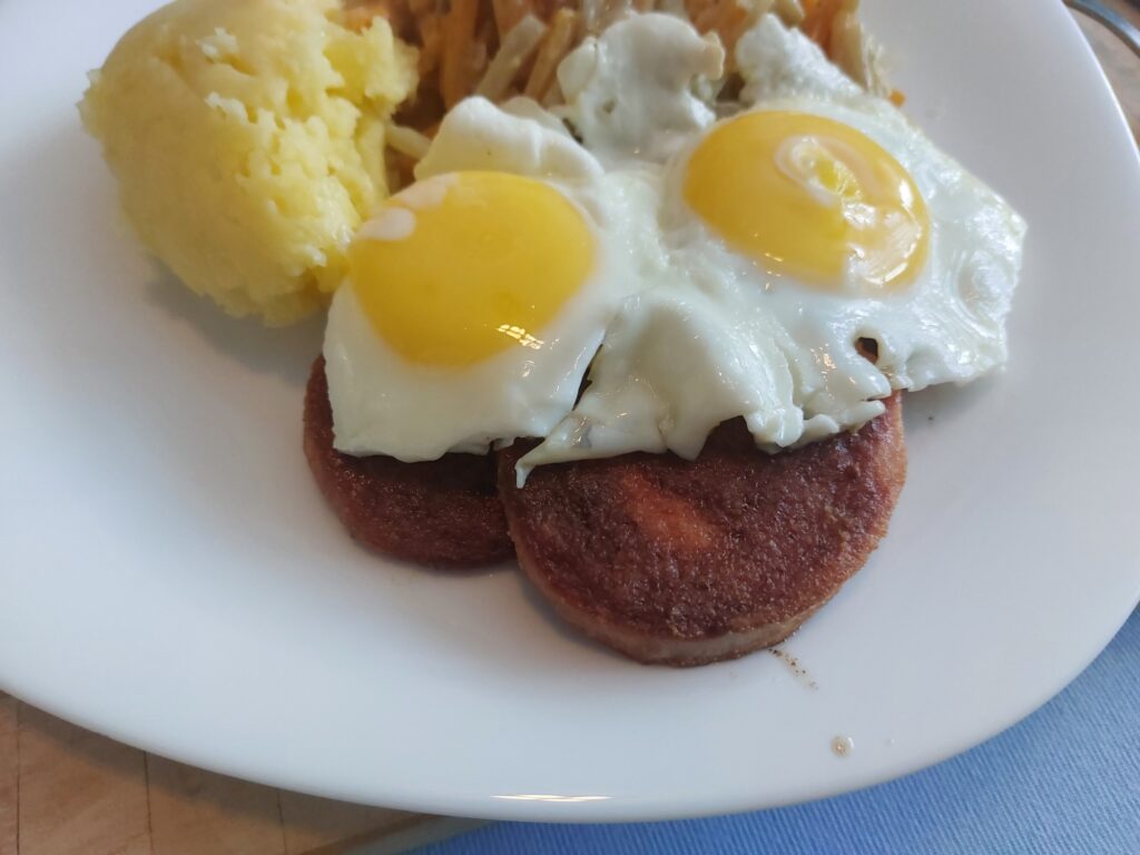 Hamburger Jäger Medaillons mit Möhren-Kohlrabi-Gemüse und Kartoffelbutter