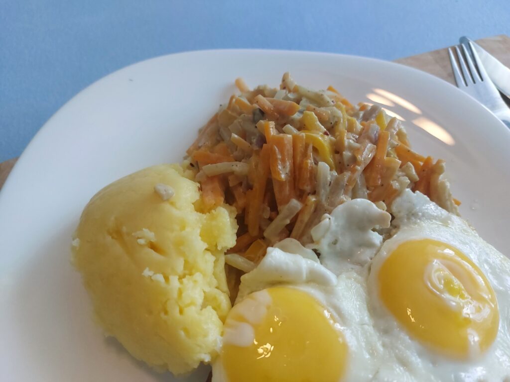 Hamburger Jäger Medaillons mit Möhren-Kohlrabi-Gemüse und Kartoffelbutter