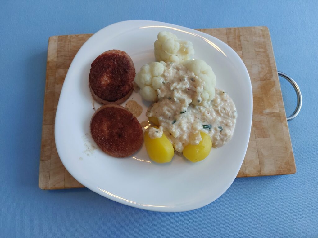 Kartoffeln, Blumenkohl, Bechamel-Soße und Jägerschnitzel