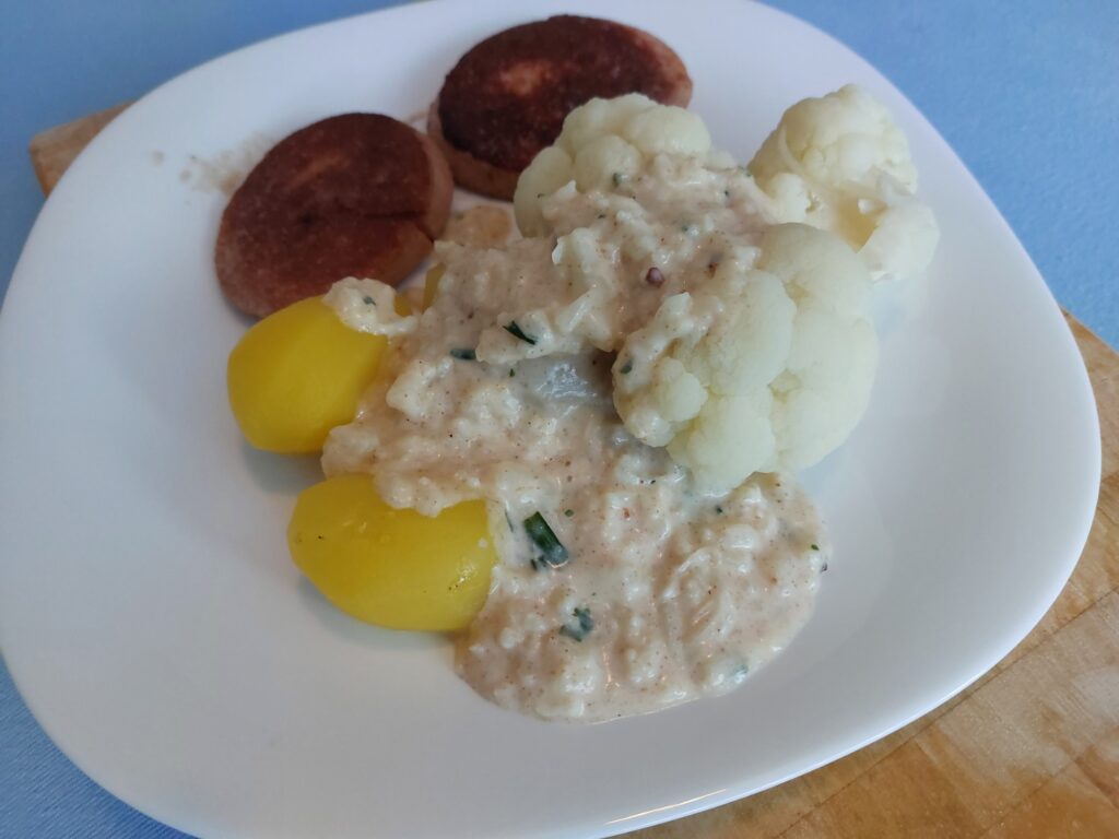 Kartoffeln, Blumenkohl, Bechamel-Soße und Jägerschnitzel