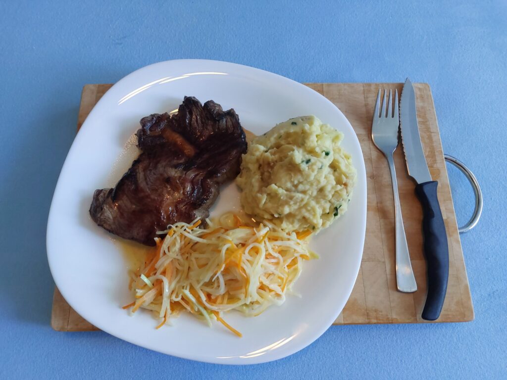 Rib-Eye-Steak mit Kartoffelbrei und falschem Coleslaw (leicht angegarte Möhren- und Kohlrabistifte)