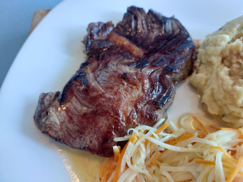 Rib-Eye-Steak mit Kartoffelbrei und falschem Coleslaw (leicht angegarte Möhren- und Kohlrabistifte)