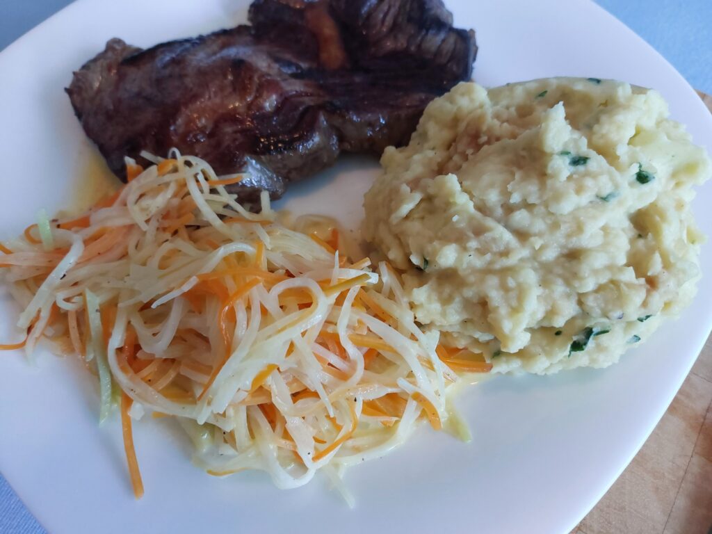 Rib-Eye-Steak mit Kartoffelbrei und falschem Coleslaw (leicht angegarte Möhren- und Kohlrabistifte)