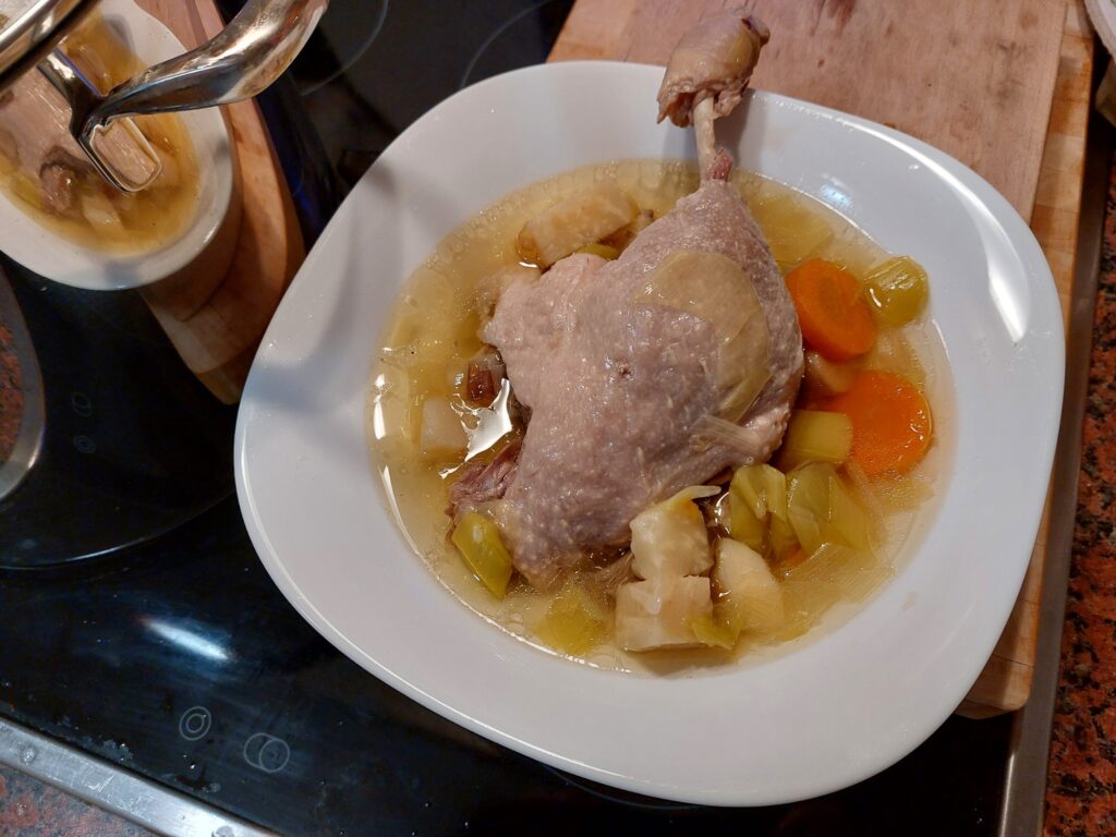 Geflügelbrühe mit Entenkeule
