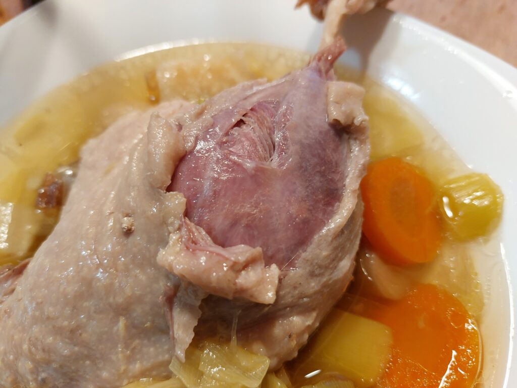 Geflügelbrühe mit Entenkeule