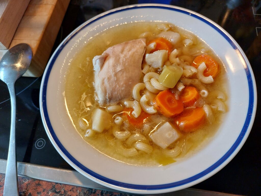 Geflügelbrühe mit Hühnerbrust und Nudeln