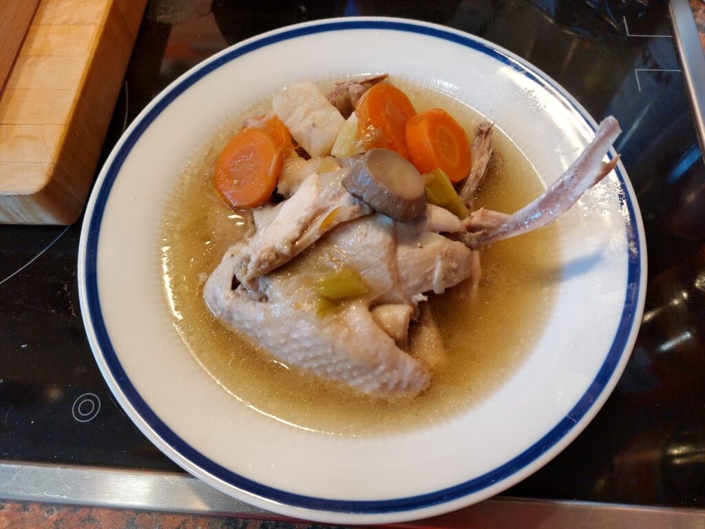 Geflügelbrühe mit Flügel und Kram