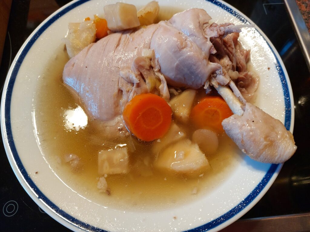 Geflügelbrühe mit Hühnerbein