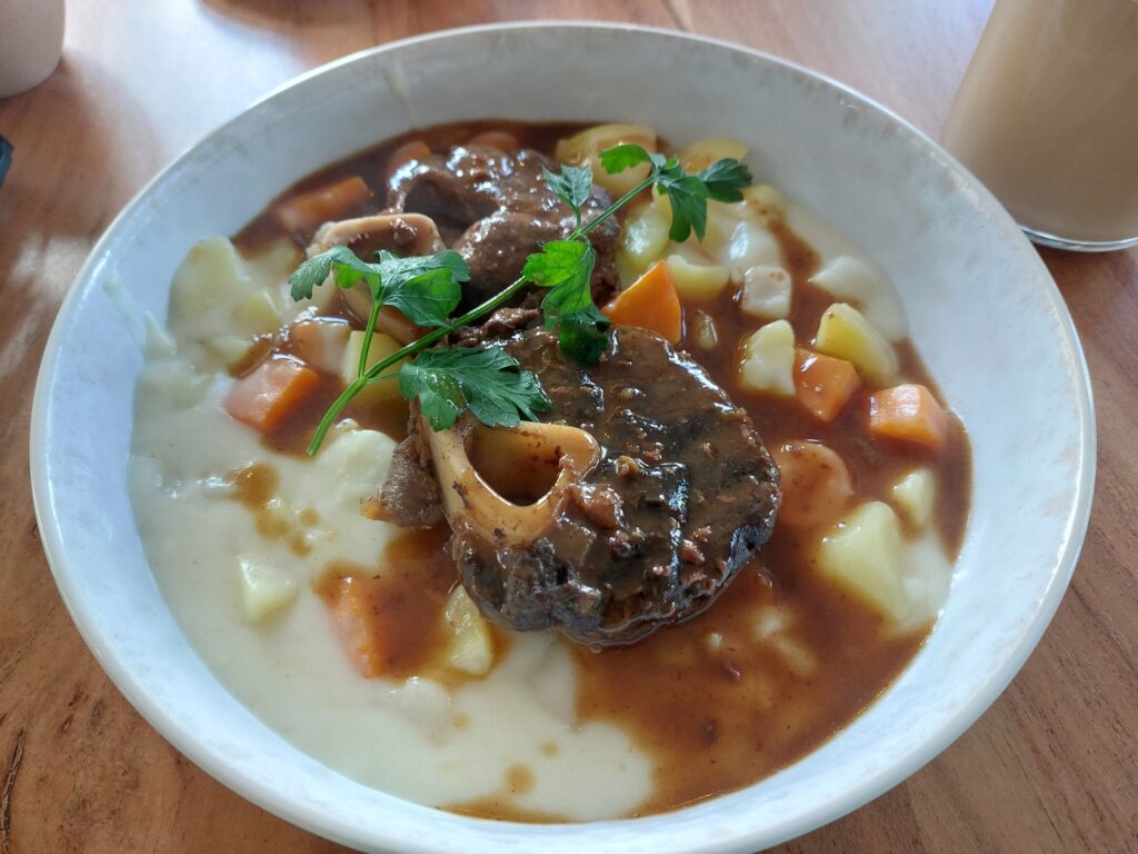 Ossobuco vom Hirsch, mit Wurzelgemüse und Boullion-Kartoffeln