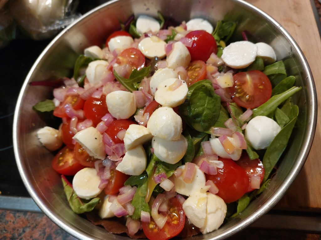 Pflücksalat, Minimozzarella, Tomaten, Dressing, ungeschüttelt