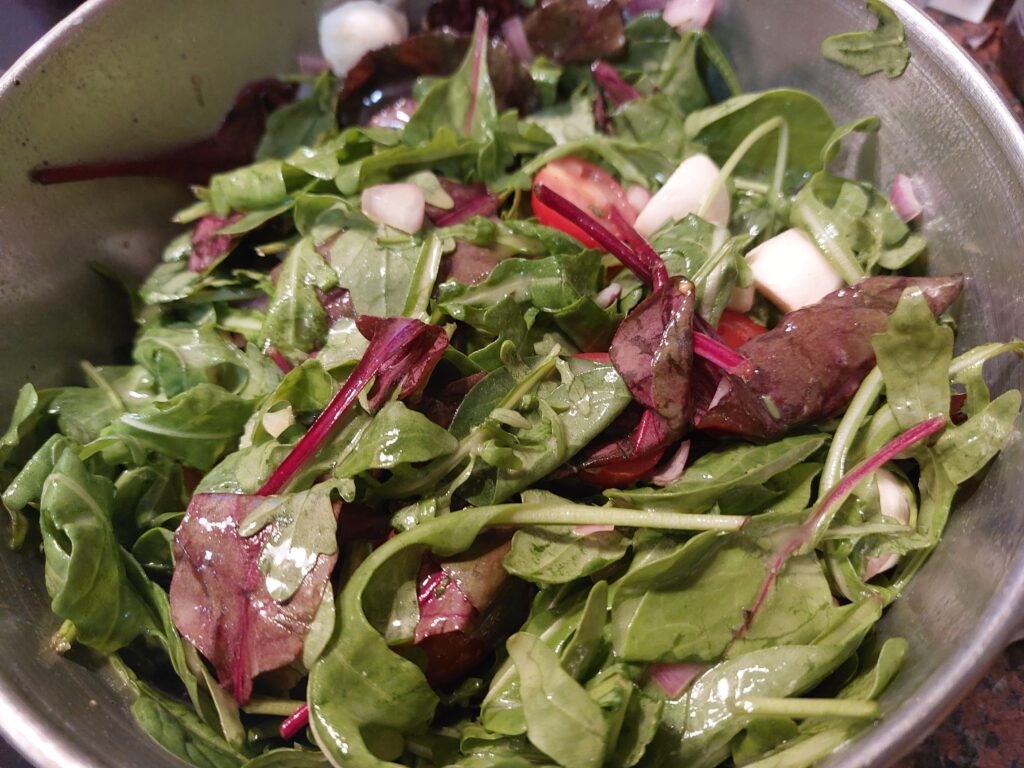 Pflücksalat, Minimozzarella, Tomaten, Dressing, geschüttelt