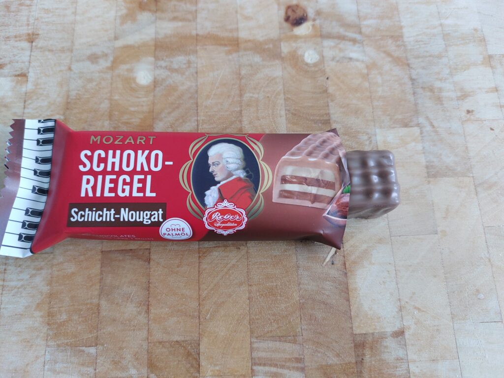 Schoko-Riegel verpackt, ein wenig guckt er raus