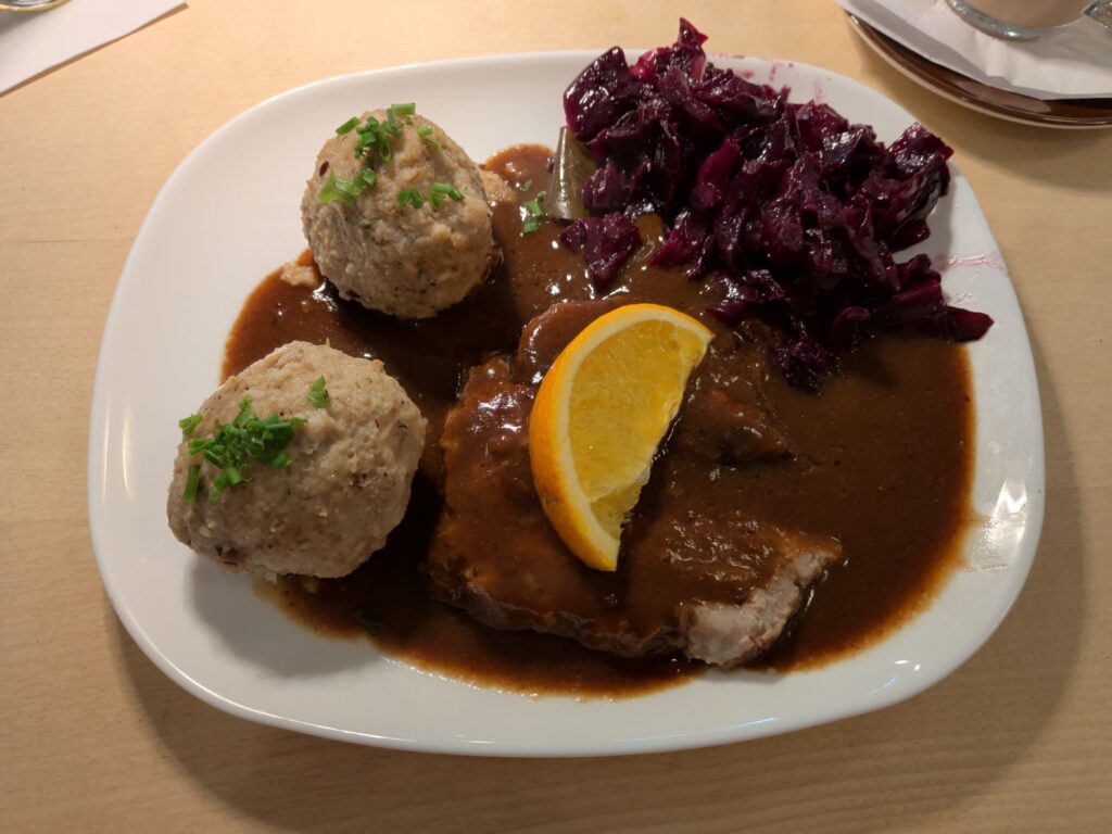 Mecklenburgischer Backpflaumenbraten, Rotkohl, Klöße (selbstgemacht)