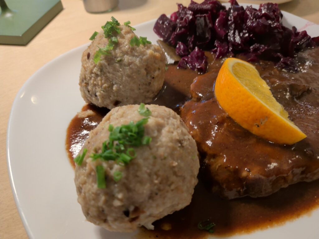 Mecklenburgischer Backpflaumenbraten, Rotkohl, Klöße (selbstgemacht)